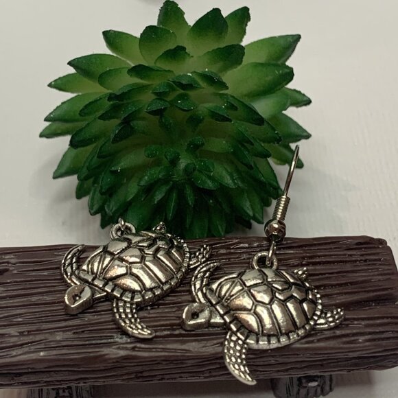 Turtle Earring, Turtle Jewelry, Silly Animal Earring, Gift Idea, Beach Jewelry - Picture 4 of 7